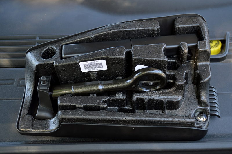 Illustration for article titled The Coolest Details of the 2014 Porsche Cayman S
